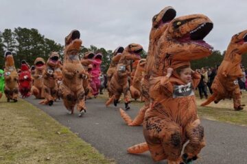 Corrida reúne pessoas fantasiadas de T-Rex; ASSISTA