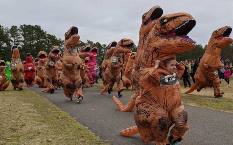 Corrida reúne pessoas fantasiadas de T-Rex; ASSISTA