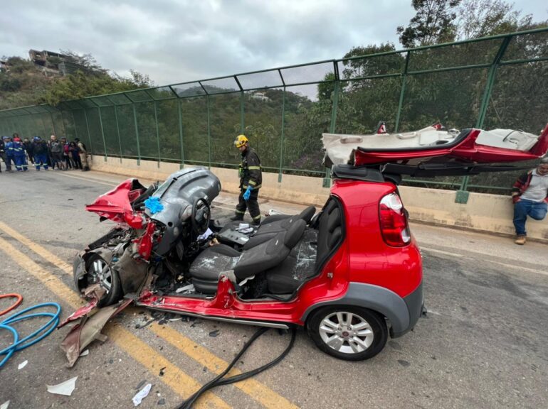 Acidente entre caminhão e carro deixa duas mulheres presas às ferragens na MG-030
