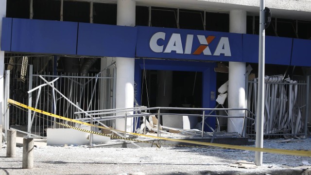 Tentativa de assalto destrói agência da Caixa no Rio de Janeiro