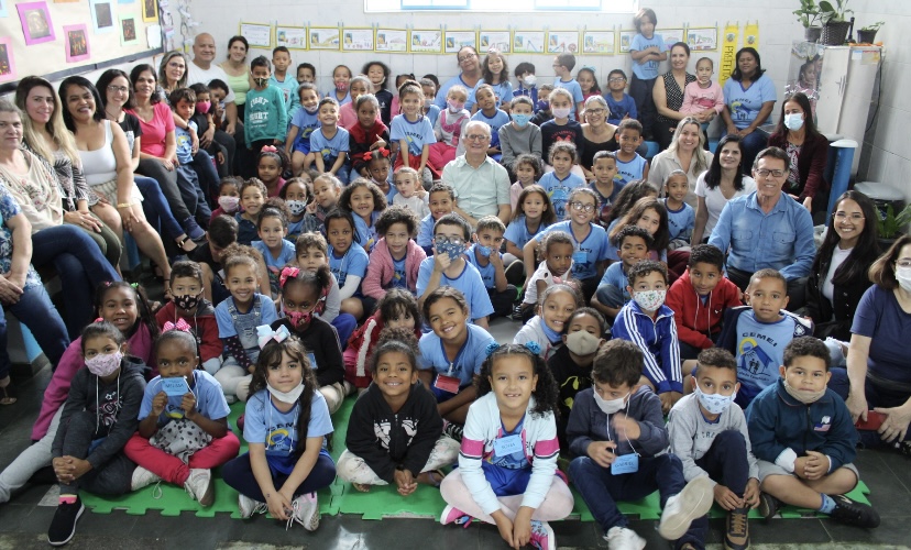 Prefeito Dr. Laércio conhece trabalhos dos alunos do Cemei Imaculada Conceição