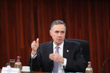 Deputados de oposição apresentam pedido de impeachment do ministro Barroso
