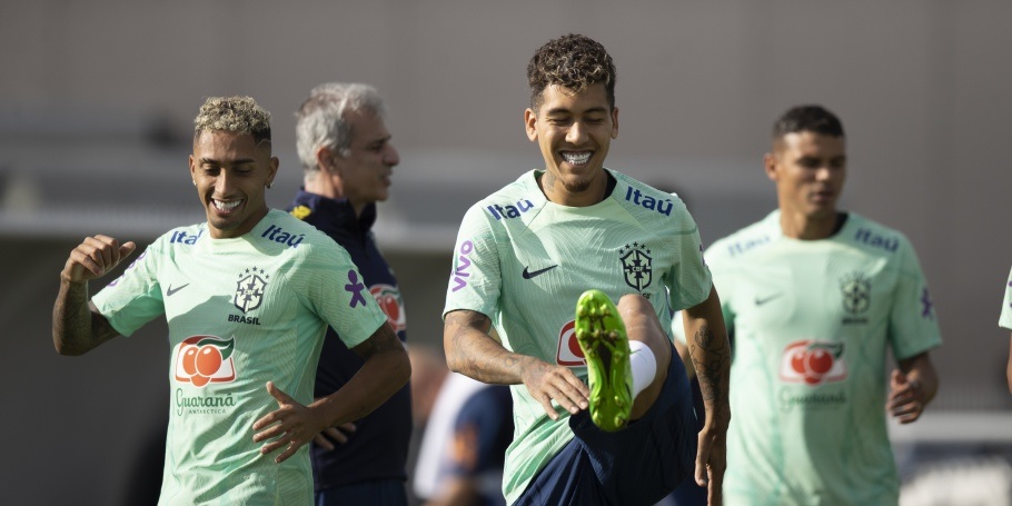 Tite inicia preparação para amistosos com seleção quase completa na França