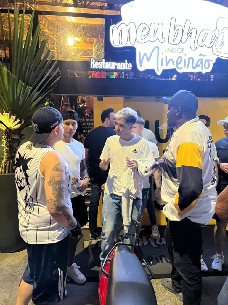 Torcida organizada do Atlético cria ‘Disk Balada’ e pressiona jogador em bar de BH