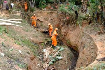 Prefeitura realiza limpeza para desobstruir córregos de Santana do Paraíso