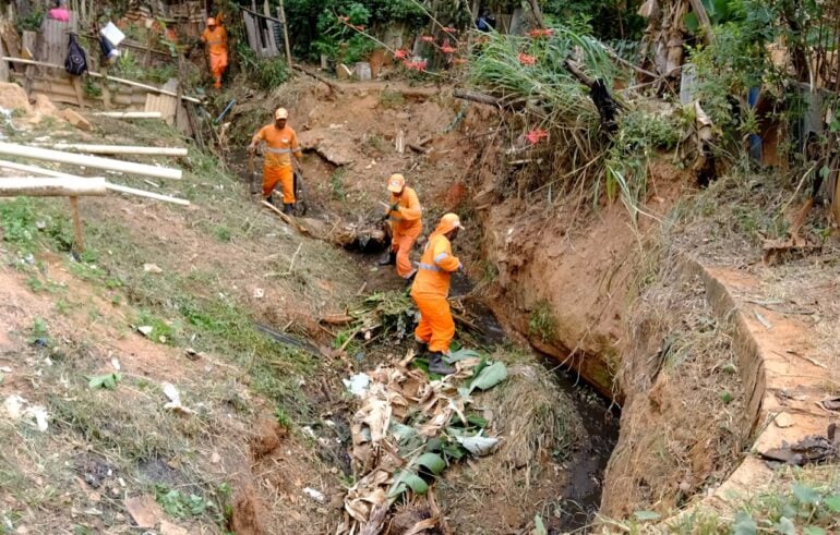 Prefeitura realiza limpeza para desobstruir córregos de Santana do Paraíso