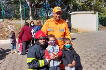 Bombeiros fazem visita surpresa e alegram escola em São Gonçalo do Rio Abaixo