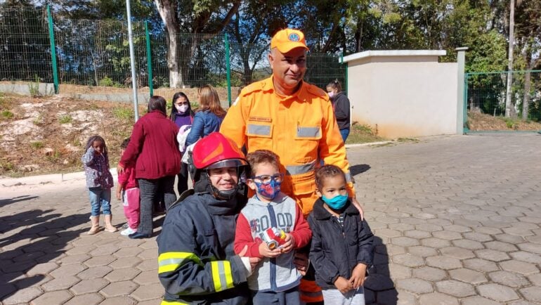 Bombeiros fazem visita surpresa e alegram escola em São Gonçalo do Rio Abaixo