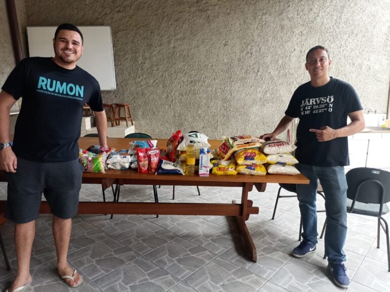 Repúblicas Universitárias de Monlevade doam cerca de 100kg de alimentos