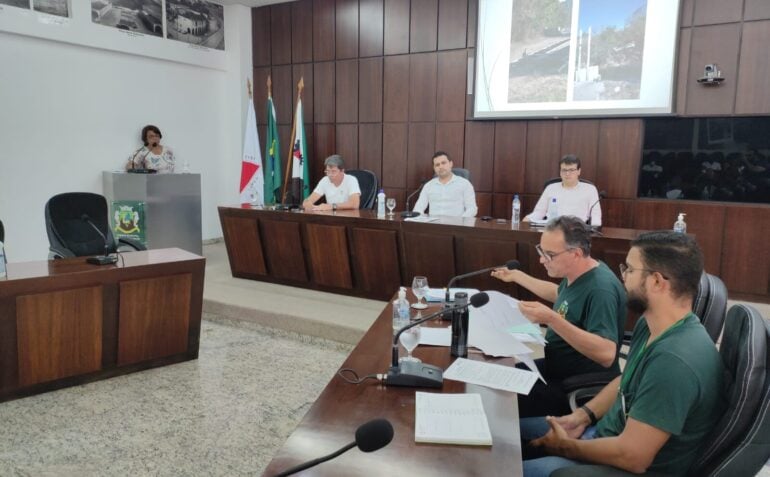 Moradora do Santa Cruz cobra melhorias para o bairro na Câmara de Monlevade