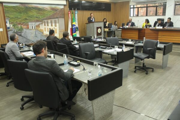 Vereador Luciano Sobrinho cobra ações do governo Marco Antônio Lage para bairros de Itabira