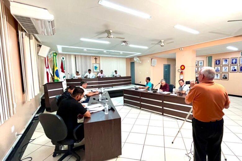 Vereadores ameaçam barrar ônibus da Enscon e criticam serviços da Cemig em Rio Piracicaba