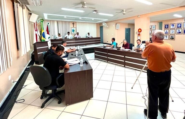Vereadores ameaçam barrar ônibus da Enscon e criticam serviços da Cemig em Rio Piracicaba