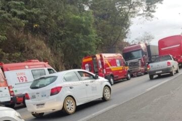 Motociclista é socorrido em estado grave após colisão com carreta