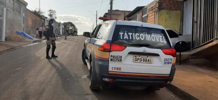 Motorista é baleado e atropela idoso no Santa Marta