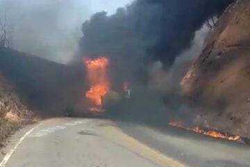 Carreta tanque com combustível tomba e pega fogo na MG-329