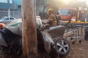 Ipatinga: duas pessoas ficam presas às ferragens após carro bater em árvore