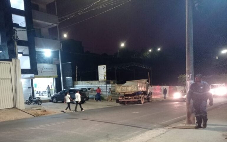 Caminhão de areia quebra e para o trânsito no Gabiroba