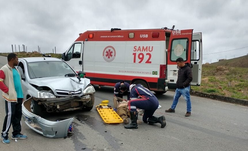 Colisão frontal deixa motociclista ferido em Itabira