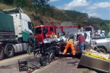 Colisão entre carro e carreta deixa vítima presa às ferragens na BR-381