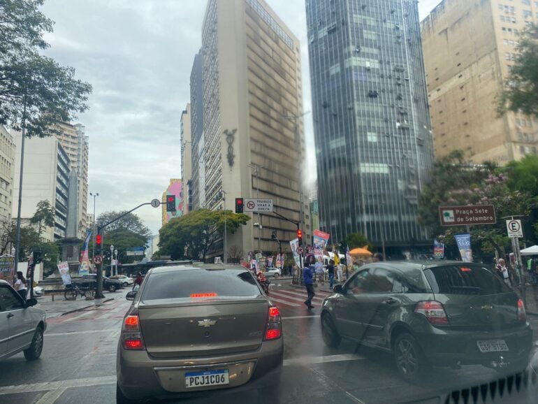 Propaganda política com banners é permitida, mas gera poluição visual em BH