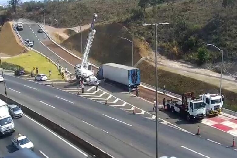 Área de escape do Anel Rodoviário é utilizada por carreta que perdeu freio e evita acidentes