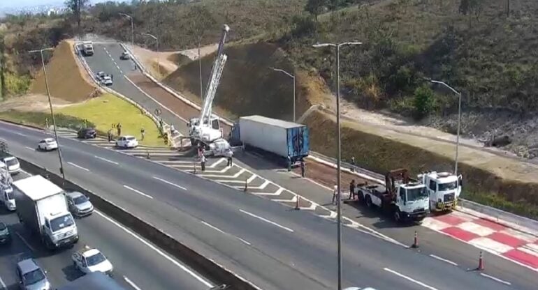 Área de escape do Anel Rodoviário é utilizada por carreta que perdeu freio e evita acidentes