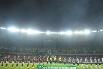 Atlético é condenado pelo STJD por canto homofóbico e arremessos de objetos