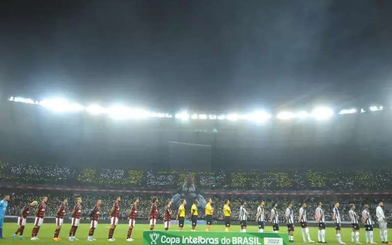 Atlético é condenado pelo STJD por canto homofóbico e arremessos de objetos