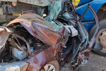 Carro é esmagado entre duas carretas e motorista sofre apenas ferimentos leves; VEJA O VÍDEO