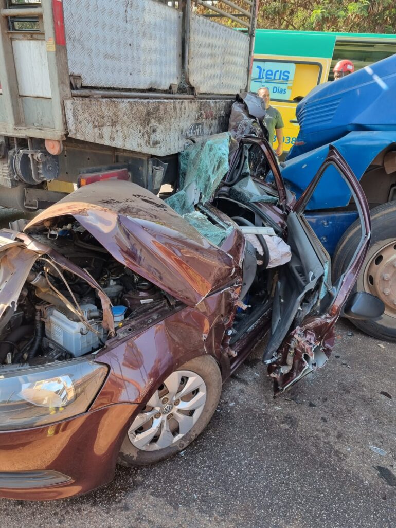 Carro é esmagado entre duas carretas e motorista sofre apenas ferimentos leves; VEJA O VÍDEO