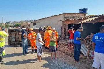 Casa desaba ao ser atingida por carro em acidente no Anel Rodoviário