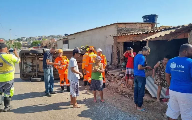 Casa desaba ao ser atingida por carro em acidente no Anel Rodoviário