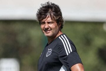 Preparador do Atlético será julgado no STJD por expulsão pós-lesão de Arana