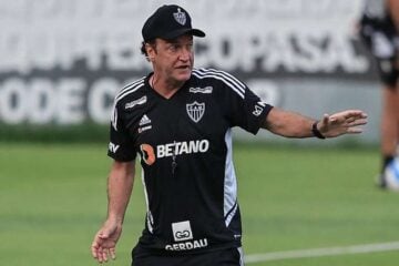 Cuca marca golaços durante treino do Atlético; assista ao vídeo