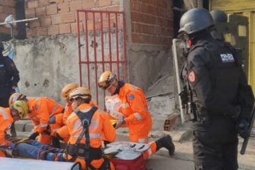 Homem precisa ser contido após surtar e agredir pessoas em Belo Horizonte