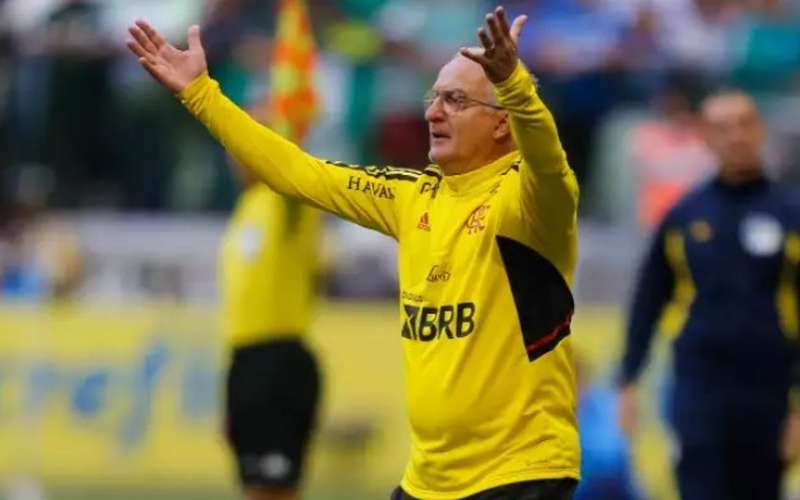 Dorival diz que craque do Flamengo passou mal antes de jogo contra o Goiás