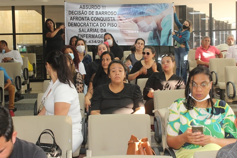 Profissionais da enfermagem protestam pelo piso salarial da categoria na manhã desta quarta-feira