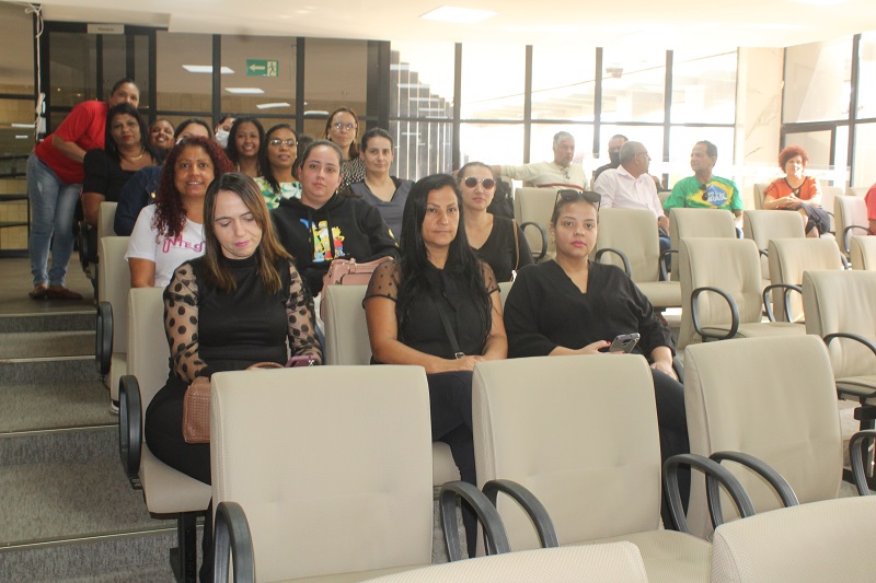 Profissionais da enfermagem protestam pelo piso salarial da categoria na manhã desta quarta-feira
