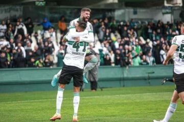 Em duelo de ameaçados, Coritiba vence Atlético-GO e deixa o Z4 da Série A