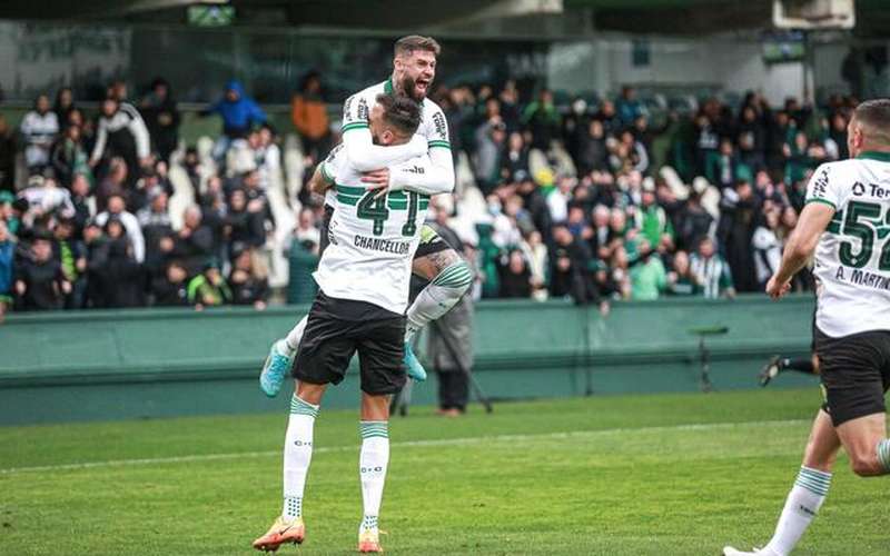 Em duelo de ameaçados, Coritiba vence Atlético-GO e deixa o Z4 da Série A