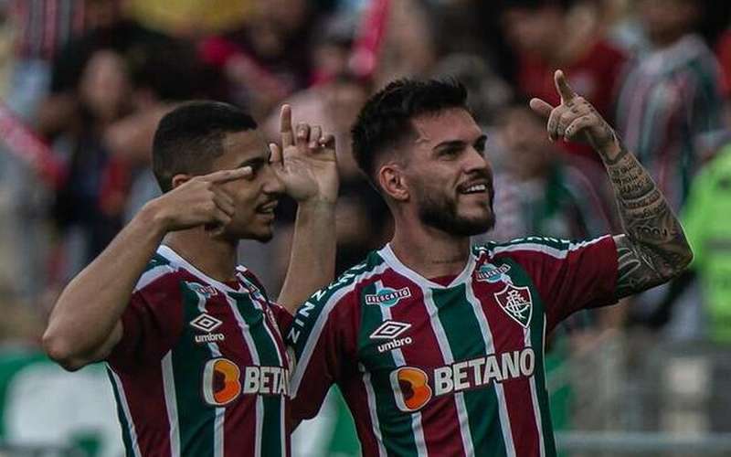 Com polêmica e confusão, Fluminense vence o Flamengo no Maracanã