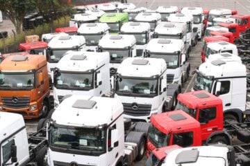 Após anúncio de demissões, trabalhadores da Mercedes-Benz fazem greve