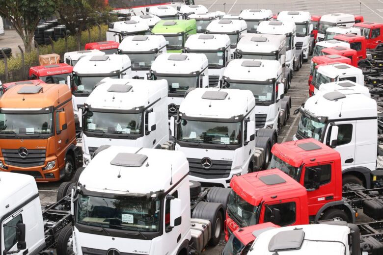 Após anúncio de demissões, trabalhadores da Mercedes-Benz fazem greve