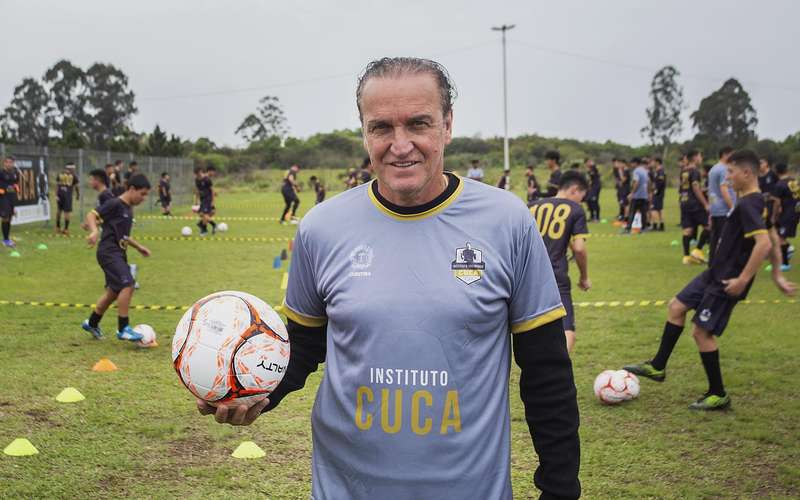 Cuca, do Atlético, lança projeto social de futebol para jovens em Curitiba
