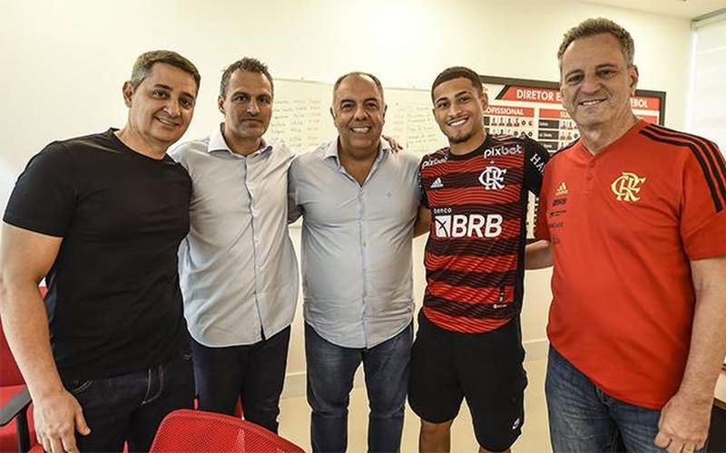 Flamengo oficializa renovação de volante João Gomes até 2027