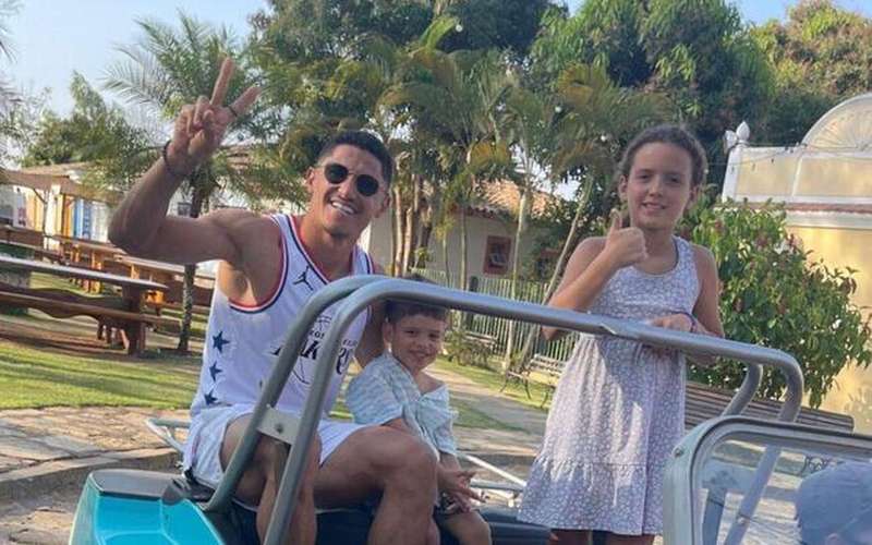 Viagem, futevôlei e samba: jogadores do Cruzeiro curtem período de folga