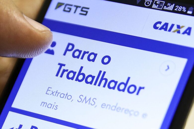 Agência Brasil explica: como aposentado que trabalha pode sacar FGTS