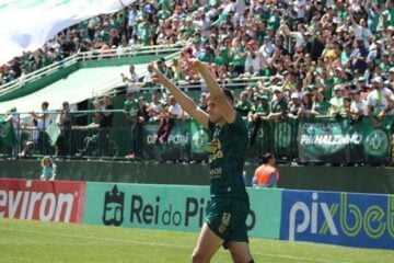 Chapecoense marca nos acréscimos, vence o CSA e respira na Série B