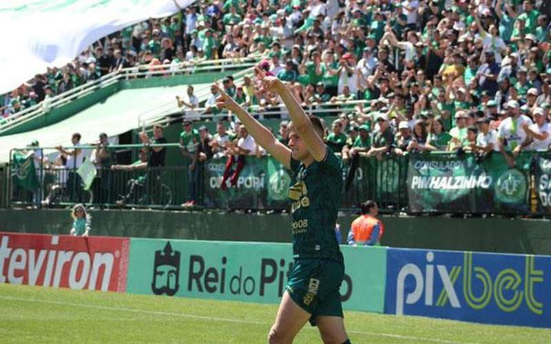 Chapecoense marca nos acréscimos, vence o CSA e respira na Série B